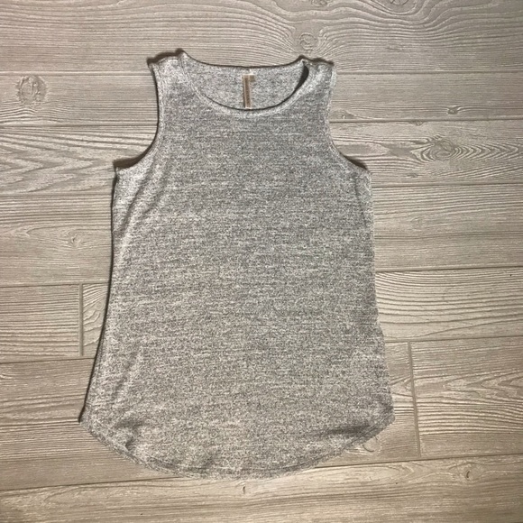5/$20 ✨ BANANA REPUBLIC The Signature Tee Rounded Hem in Heather Grey - Picture 5 of 7